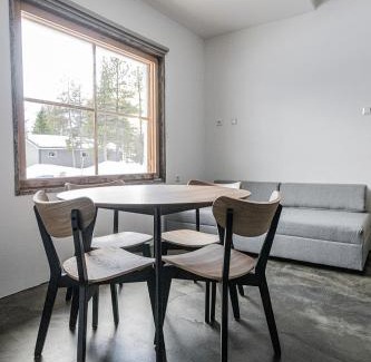 Pyhatunturi House | Relaxing Lakeside Cottage with Sauna and Hot Tub Amenities