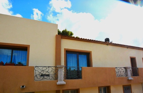 Arzachena House | Discover Cottage The Olive Trees: Cozy Studio with Garden