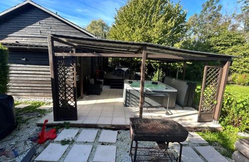Balham Apartment | Cozy Cottage with Jacuzzi and Family-Friendly Amenities