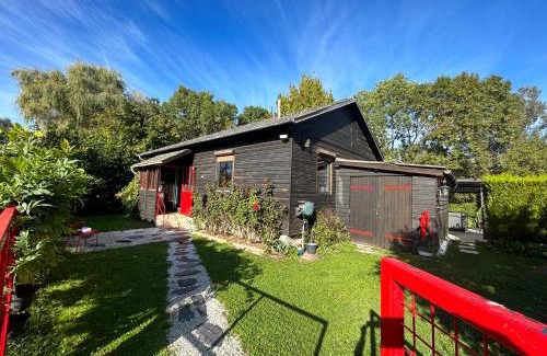 Balham Apartment | Cozy Cottage with Jacuzzi and Family-Friendly Amenities