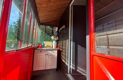 Balham Apartment | Cozy Cottage with Jacuzzi and Family-Friendly Amenities