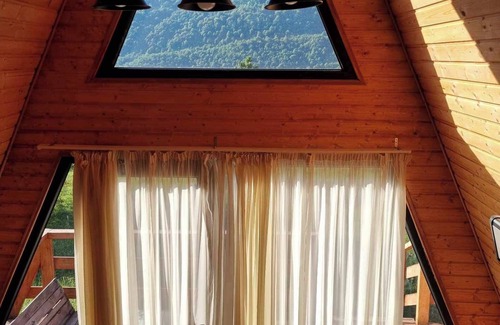 Tsageri Ski Chalet | Budget-Friendly Cottage Tvishi: Pet & Child Friendly Stay