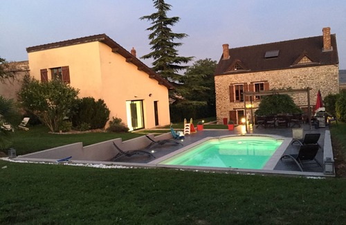 Trelou Sur Marne House | Relaxing Cottage White Orchids with Inviting Pool Access