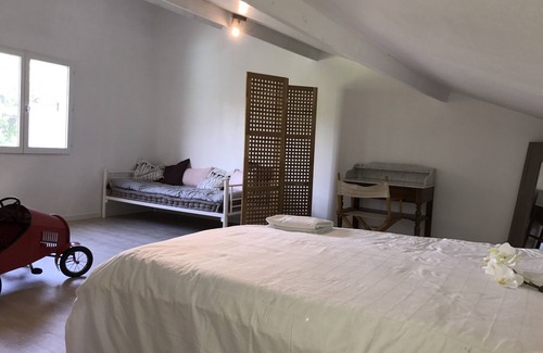 Trelou Sur Marne House | Relaxing Cottage White Orchids with Inviting Pool Access