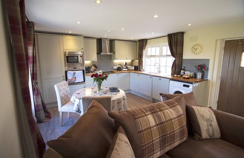 Thornton Hough Cottage | Tranquil Cottage with Countryside View at West Mead