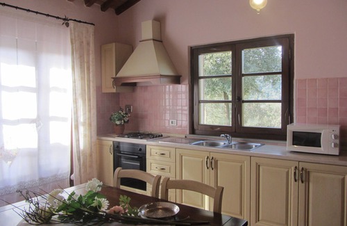 Sassetta Apartment | Pet-Friendly Cottage with Garden Rosa and Breakfast Included