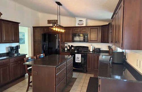 Lynn Garden Cottage | Idyllic Cottage with Lake Views and Hot Tub Bliss