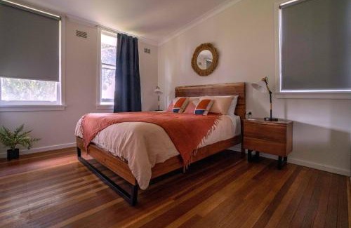 Singleton Heights House | Cozy Cottage with Piano, Oceanfront Views & Hot Tub