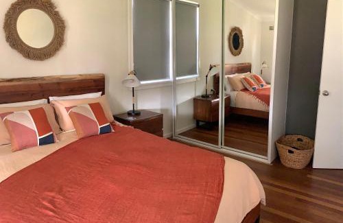 Singleton Heights House | Cozy Cottage with Piano, Oceanfront Views & Hot Tub