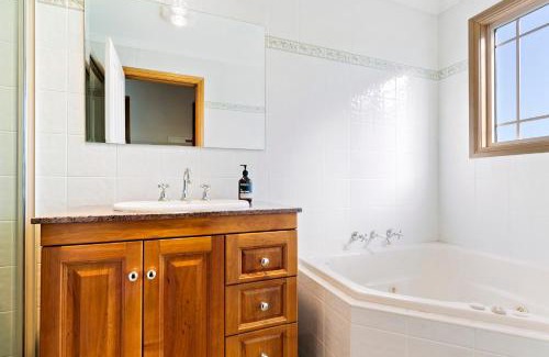 Lovedale House | Family-Friendly Cottages on Lovedale - Cottage No. 2