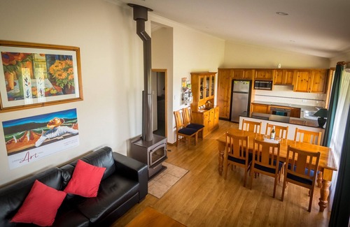 Lovedale Cottage | Cottages on Lovedale: Family-Friendly Getaway with Breakfast