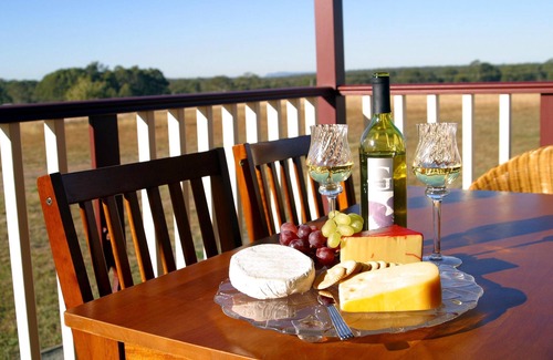 Lovedale Cottage | Cottages on Lovedale: Family-Friendly Getaway with Breakfast