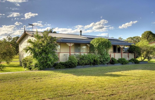 Lovedale Cottage | Cottages on Lovedale: Family-Friendly Getaway with Breakfast