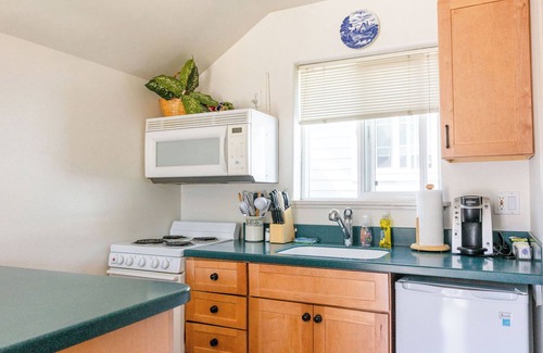 Sitka Cottage | Downtown Studio Cottage: 10/10 Rating & Family-Friendly Amenities