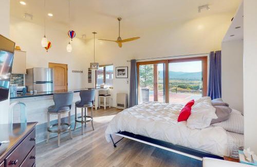 Taos Hotel | Relax at Cottam Pines B: Family-Friendly with a Hot Tub