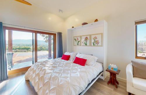 Taos Hotel | Relax at Cottam Pines B: Family-Friendly with a Hot Tub