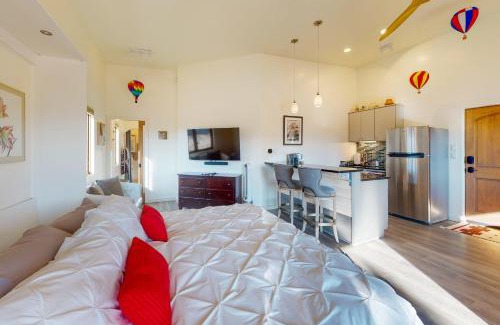 Taos Hotel | Relax at Cottam Pines B: Family-Friendly with a Hot Tub