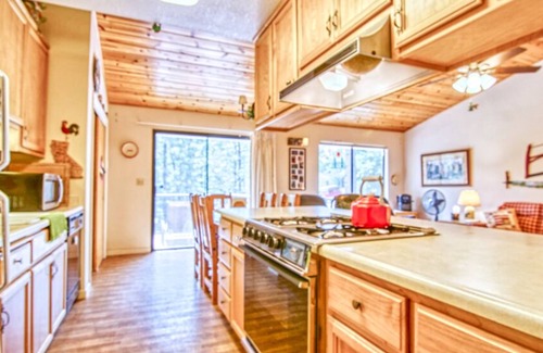 Groveland House | Cozy Cottonwood Cottage with Pool & Breakfast Included