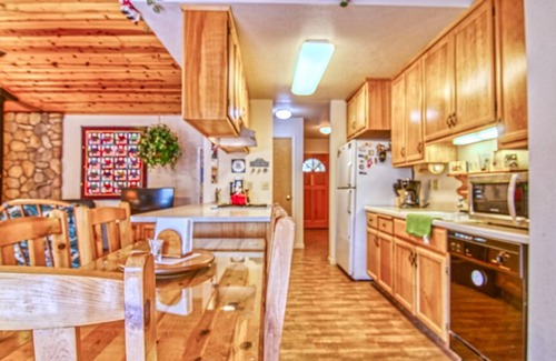 Groveland House | Cozy Cottonwood Cottage with Pool & Breakfast Included