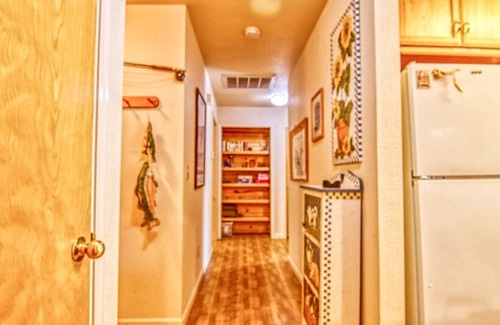 Groveland House | Cozy Cottonwood Cottage with Pool & Breakfast Included