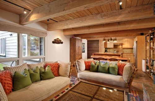 Aspen House | Ideal Downtown Condo with Upgraded Kitchen & Breakfast Included