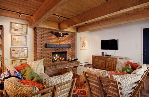 Aspen House | Ideal Downtown Condo with Upgraded Kitchen & Breakfast Included