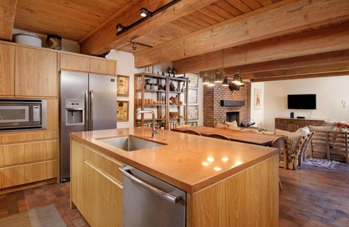 Aspen House | Ideal Downtown Condo with Upgraded Kitchen & Breakfast Included