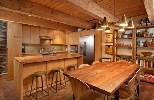 Aspen House | Ideal Downtown Condo with Upgraded Kitchen & Breakfast Included