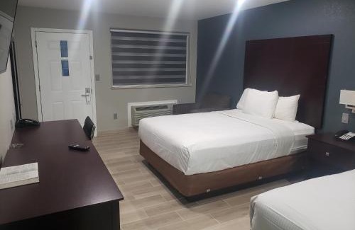 Cotulla Hotel | Relax at Cotulla Executive Inn with Pool & Family Amenities