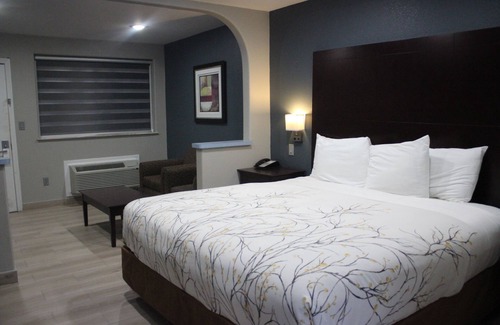 Cotulla Hotel | Comfortable Stay at Cotulla Executive Inn with Pool & Dining