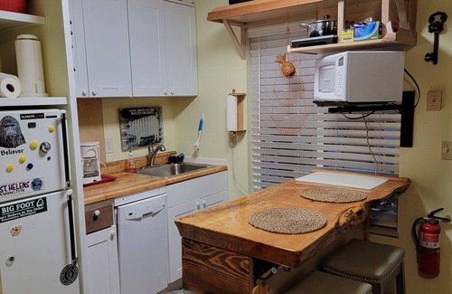 Cougar House | Pet-Friendly COUGAR House: Mt St Helens Retreat with Spa
