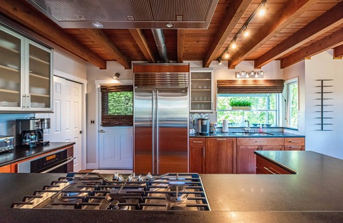 Eastgate House | Cougar Mountain Retreat: Hot Tub & Lake Views Await!