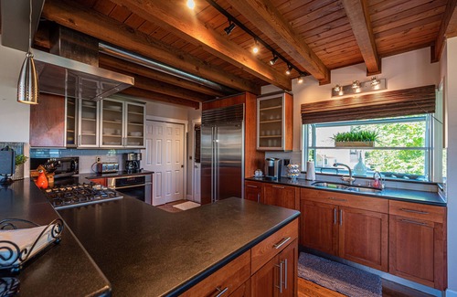 Eastgate House | Cougar Mountain Retreat: Hot Tub & Lake Views Await!