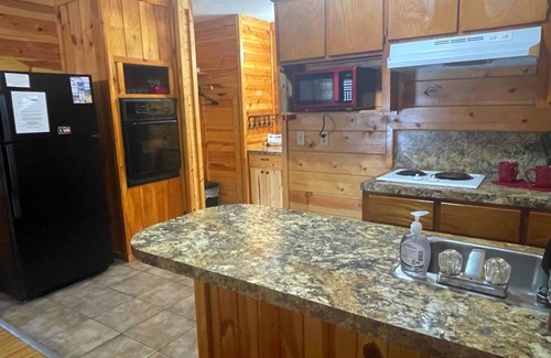 Hochatown Cabin | Discover Cougar Run 4: Pet-Friendly Retreat in Hochatown