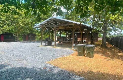 Hochatown Cabin | Pet-Friendly Cougar Run 6: Family Getaway in Broken Bow