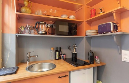 Honfleur Apartment | Stylish Couleur Corail Studio in City Center - Rated 9.8
