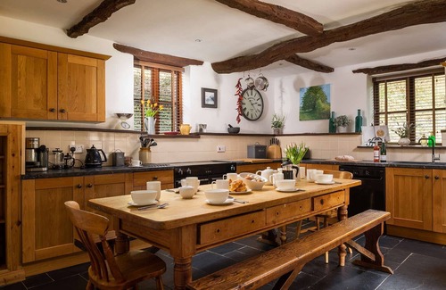Combe Martin Cottage | Spacious Coulscott House: Ideal for 15 Guests with Pool Access