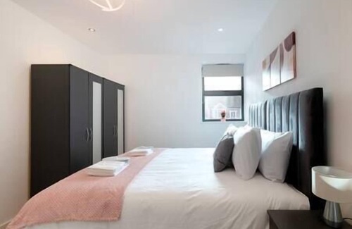 Coulsdon West Apartment | Coulsdon - Entire 1BR Flat with Terrace - Walk to Station