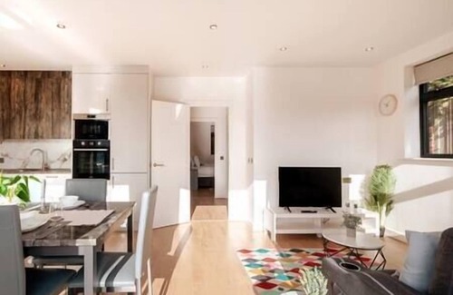 Coulsdon West Apartment | Coulsdon - Entire 2BR Flat with Terrace - Walk to Station