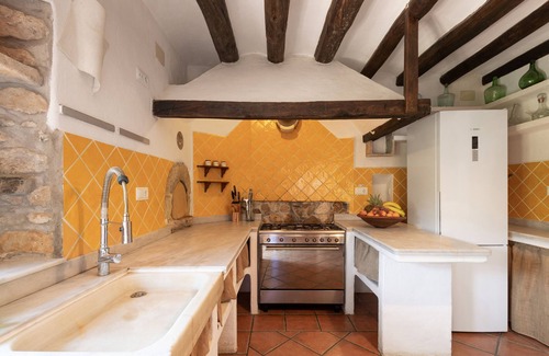 Els Hostalets de Pierola House | Idyllic Country House 'La Isla Verde' with Private Pool
