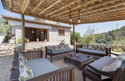 Els Hostalets de Pierola House | Idyllic Country House 'La Isla Verde' with Private Pool