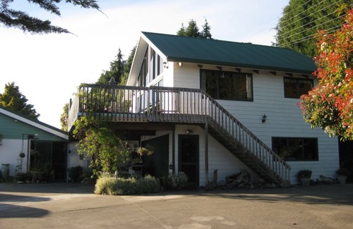 Bay View Cabin | Country Apartment for Longer Stays with Amazing Views.