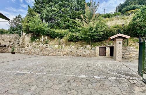 Potenza Bed & Breakfast | Charming Country B&B Piani del Mattino with Hot Tub & Dining