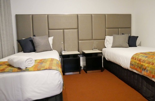 South Tamworth Hotel | Relax at Country Capital Motel: Pool, Breakfast & Family-Friendly