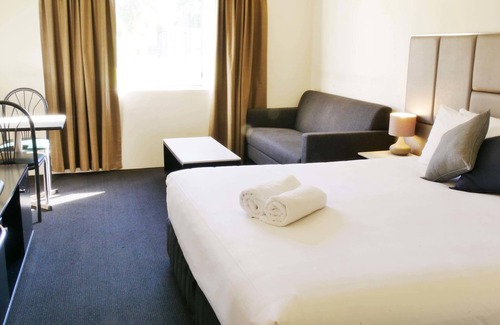 South Tamworth Hotel | Relax at Country Capital Motel: Pool, Breakfast & Family-Friendly
