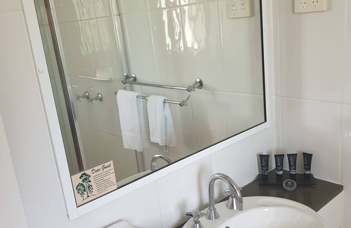 South Tamworth Hotel | Relax at Country Capital Motel: Pool, Breakfast & Family-Friendly