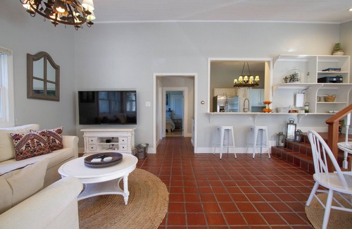Healdsburg House | Charming Country Cottage Near Jordan Winery with Breakfast