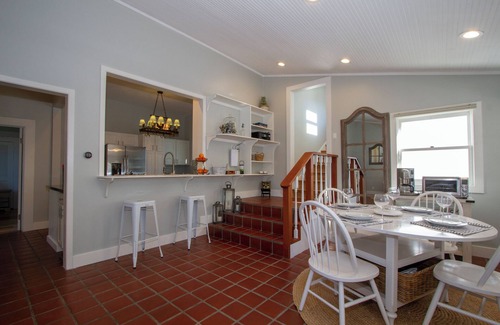Healdsburg House | Charming Country Cottage Near Jordan Winery with Breakfast