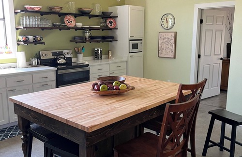 De Leon House | Country Chic Escape - relax and enjoy a new barndominium.