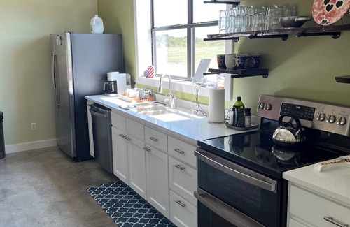 De Leon House | Country Chic Escape - relax and enjoy a new barndominium.